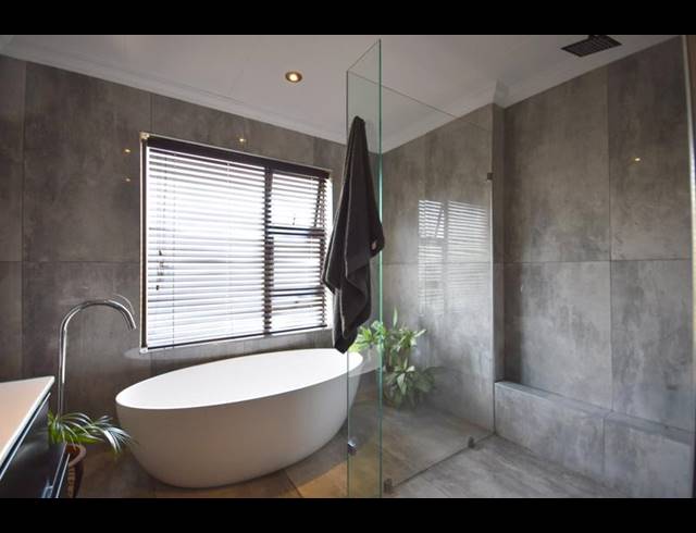 5 BEDROOM HOUSE FOR SALE IN MIDSTREAM ESTATE